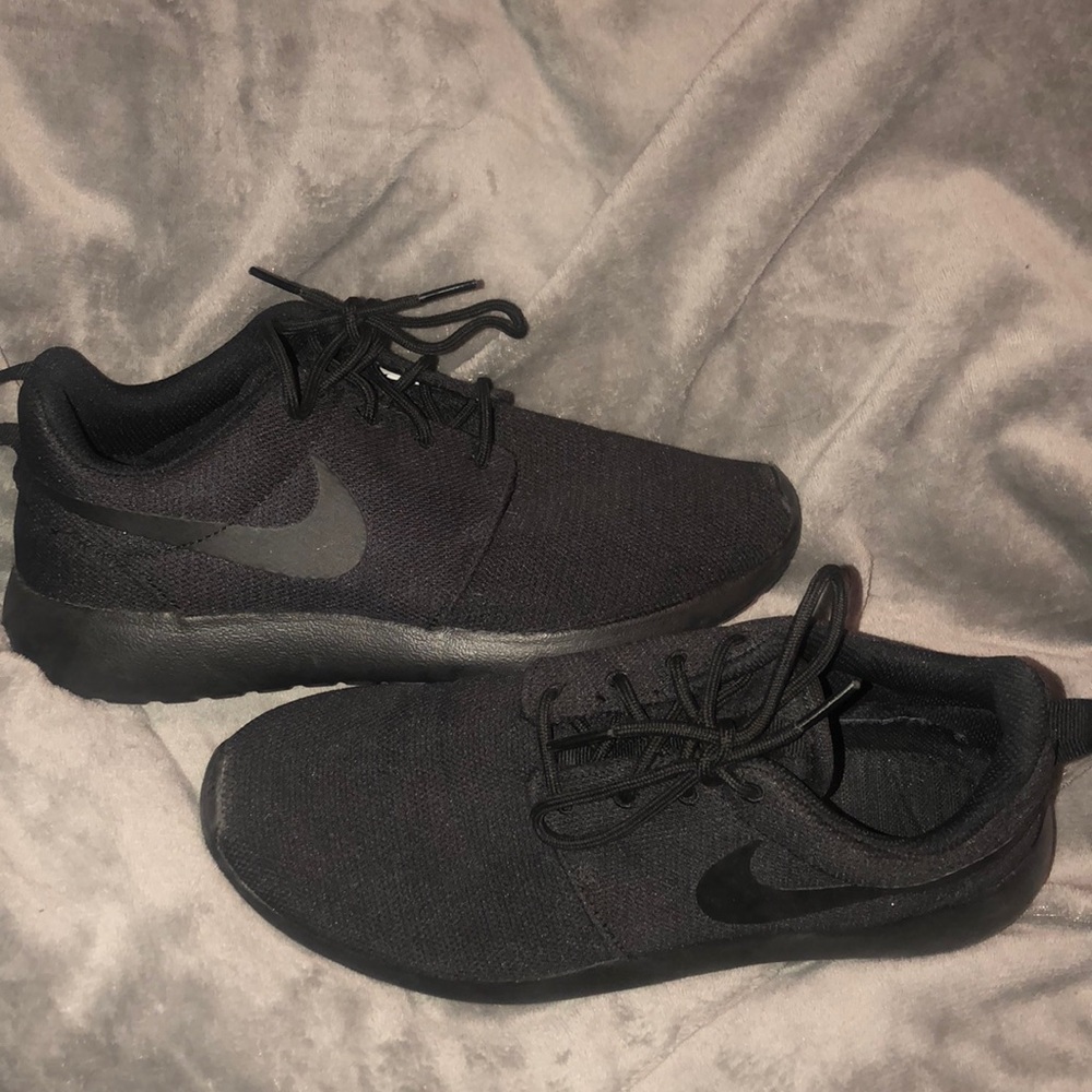 women’s size 8.5 Nike Roshe